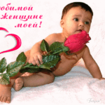 Маленький мальчик с розой для мамы